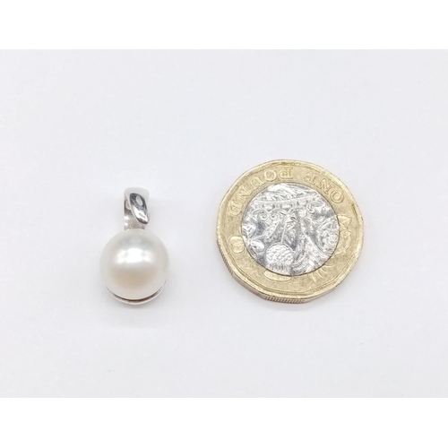 897 - A Silver and Pearl Pendant. 2.9g