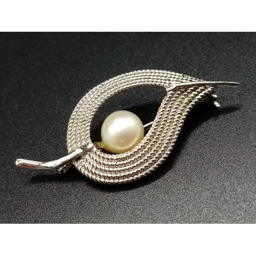 906 - A Silver and Pearl Brooch. 4.5g