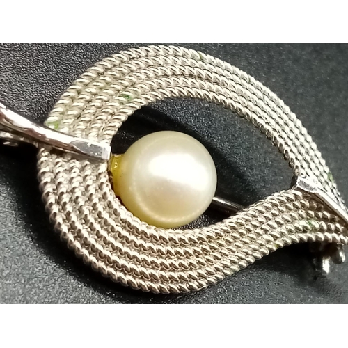 906 - A Silver and Pearl Brooch. 4.5g