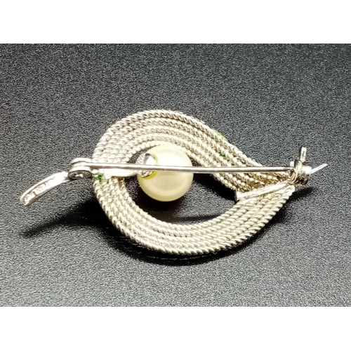 906 - A Silver and Pearl Brooch. 4.5g