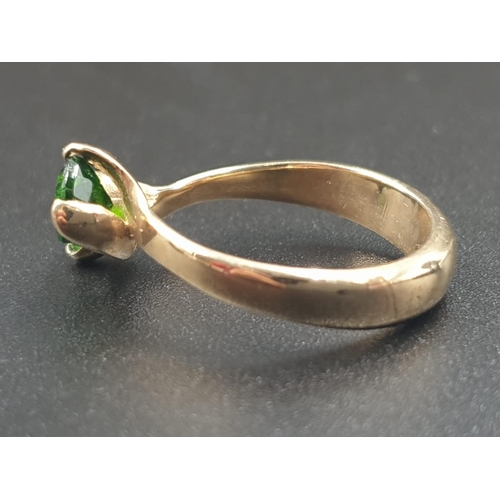 796 - A 9CT GOLD CROSSOVER RING WITH 2 GREEN STONES.
3.0gms AND SIZE L