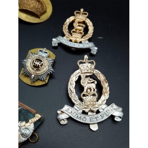 723 - 12x military cap badges