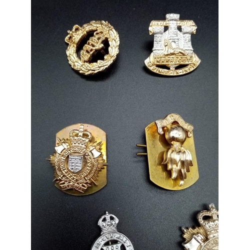 723 - 12x military cap badges