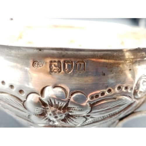 817 - Vintage Decorative Silver Cup with 1935 Hallmark. 129g. 10cm diameter. 8cm tall.