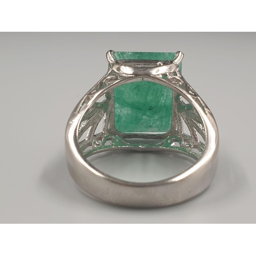 434 - 12cts emerald gemstone Mens ring in sterling silver. Size T