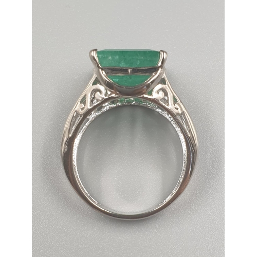 434 - 12cts emerald gemstone Mens ring in sterling silver. Size T