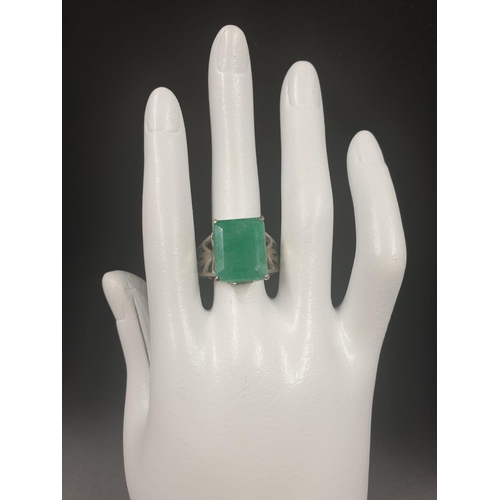 434 - 12cts emerald gemstone Mens ring in sterling silver. Size T