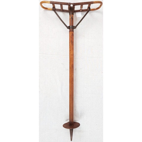 51 - A 1920'S WOODEN SHOOTING STICK WITH METAL HINGES AND SUPPORTS. A LEANING HEIGHT OF 66cms