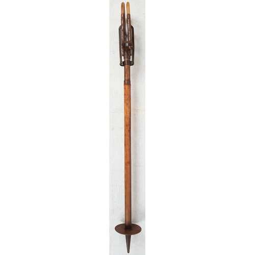 51 - A 1920'S WOODEN SHOOTING STICK WITH METAL HINGES AND SUPPORTS. A LEANING HEIGHT OF 66cms