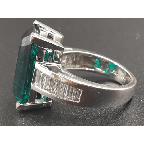 319 - A PLATINUM RING WITH A LARGE 8.5CT SYNTHETIC EMERALD WITH 12 NATURAL DIAMOND ON THE SHOULDERS TOTALL... 