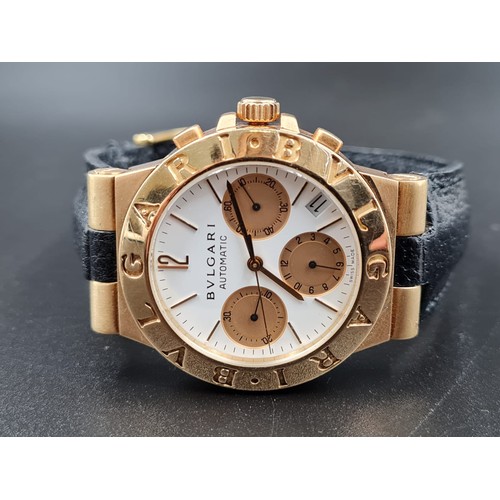 326 - A BULGARI AUTOMATIC GENTS WATCH IN 18CT GOLD
CHRONOMETER STYLE WITH STUNNING WHITE FACE.
38MM.