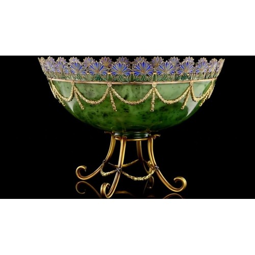 6 - 20th Century Russian bowl 14k solid gold, Nephrite body applied with laurel garlands suspended from ... 