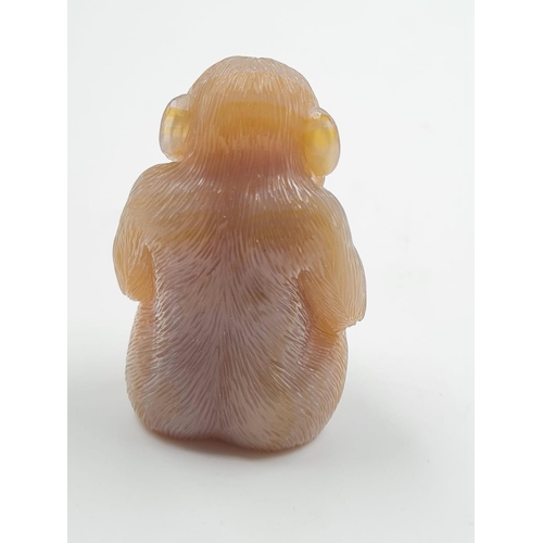 239 - A LATE 19TH CENTURY RUSSIAN MONKEY FIGURE IN AGATE WITH DIAMOND EYES SET IN 14CT GOLD, 6 CMS TALL AN... 