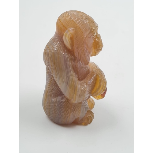 239 - A LATE 19TH CENTURY RUSSIAN MONKEY FIGURE IN AGATE WITH DIAMOND EYES SET IN 14CT GOLD, 6 CMS TALL AN... 