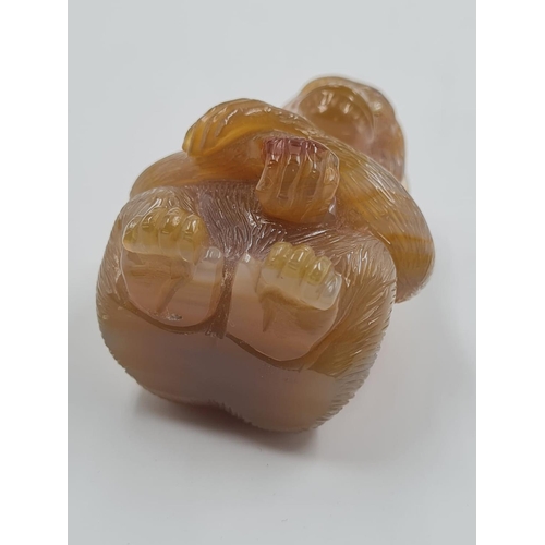 239 - A LATE 19TH CENTURY RUSSIAN MONKEY FIGURE IN AGATE WITH DIAMOND EYES SET IN 14CT GOLD, 6 CMS TALL AN... 