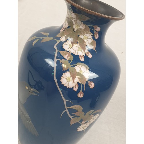 812 - ANTIQUE LARGE JAPANESE CLOISONNE ENAMEL MEIJI PERIOD VASE WITH GREAT ARTWORK OF LARGE BLACKBIRD AND ... 