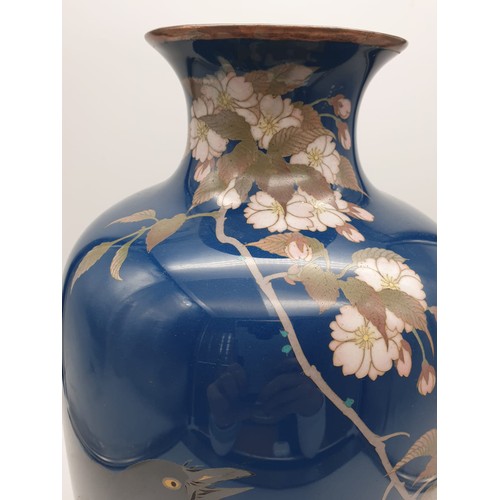 812 - ANTIQUE LARGE JAPANESE CLOISONNE ENAMEL MEIJI PERIOD VASE WITH GREAT ARTWORK OF LARGE BLACKBIRD AND ... 