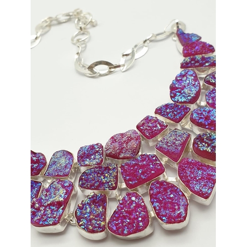 372 - An unusual, dark pink, iridescent, Drusy, necklace and bracelet set. In a presentation case.
DRUSY a... 