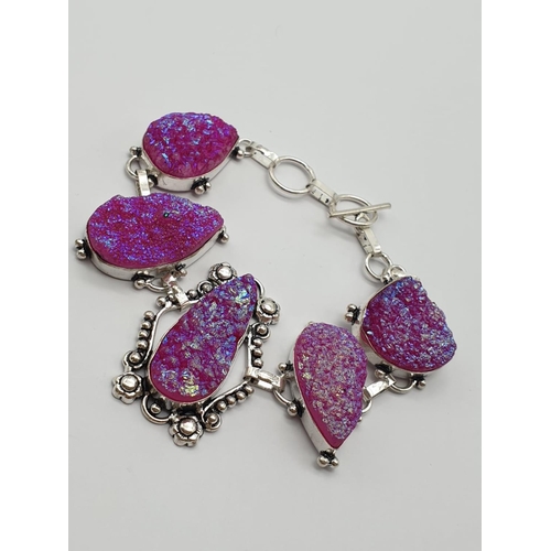 372 - An unusual, dark pink, iridescent, Drusy, necklace and bracelet set. In a presentation case.
DRUSY a... 