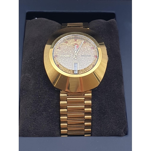 386 - A gents RADO DIASTAR, automatic, gold plated, watch in its original Rado presentation box. In very g... 