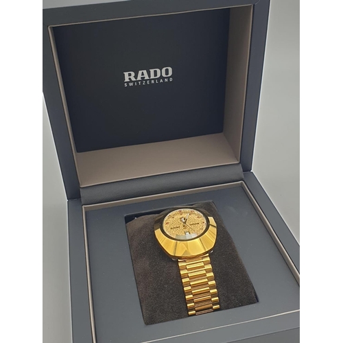 386 - A gents RADO DIASTAR, automatic, gold plated, watch in its original Rado presentation box. In very g... 