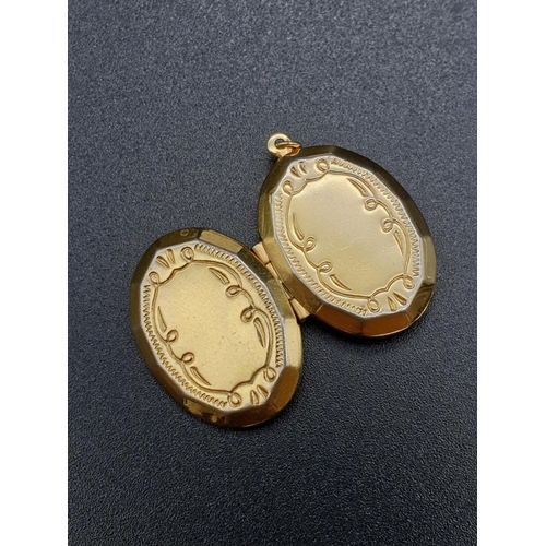 777 - 9k Yellow Gold Locket Shaped Pendant.
2.72g.  15 x 20mm.