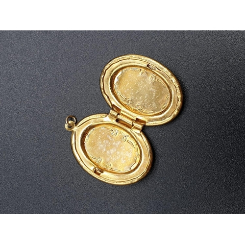 777 - 9k Yellow Gold Locket Shaped Pendant.
2.72g.  15 x 20mm.