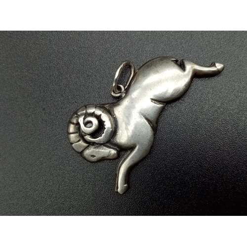 923 - 2x silver pendants in a shape of a ram and a horn, weight total 8.5g