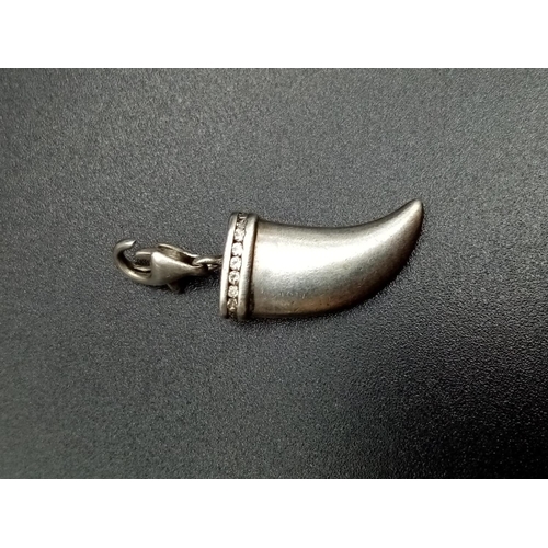 923 - 2x silver pendants in a shape of a ram and a horn, weight total 8.5g