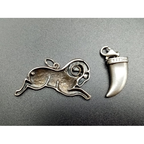 923 - 2x silver pendants in a shape of a ram and a horn, weight total 8.5g