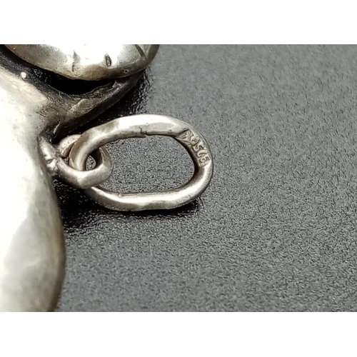 923 - 2x silver pendants in a shape of a ram and a horn, weight total 8.5g