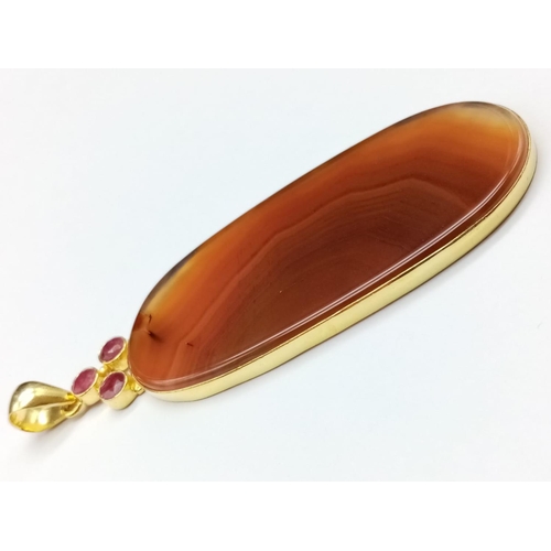 802 - Large agate and ruby pendant set in yellow metal, weight 28g and 10cm drop approx