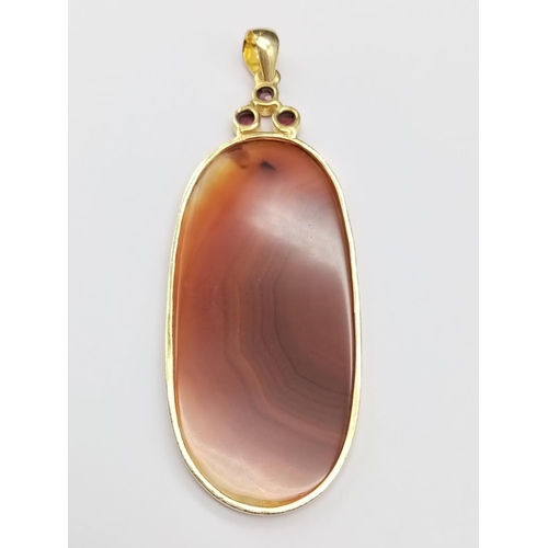 802 - Large agate and ruby pendant set in yellow metal, weight 28g and 10cm drop approx