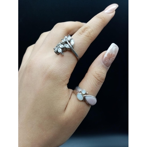 682 - 2x silver rings with stone and mother of pearl, weight 11g total