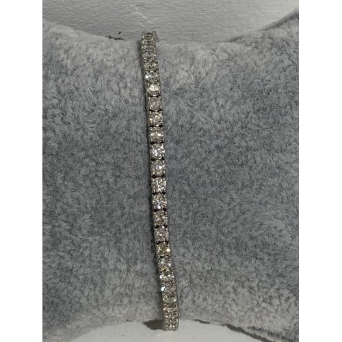 562 - 18k white gold tennis bracelet with diamonds around 6cts ( top quality stones); 7 inches; 9.7g; tota... 