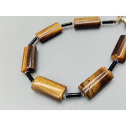 776 - Tiger's eye bracelet, weight 10g and 22cm long approx (adjustable band)