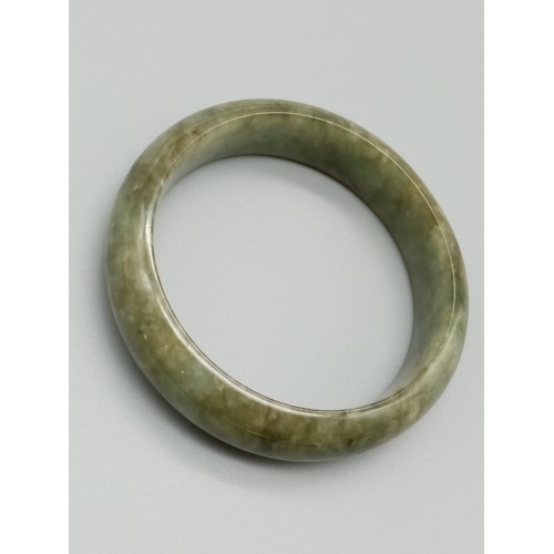 793 - Green jade bangle weight 63g and 6.5cm inner diameter