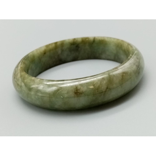 793 - Green jade bangle weight 63g and 6.5cm inner diameter