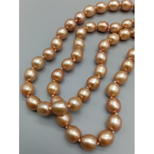 823 - Golden pearl necklace set in 14k yellow gold clasp, 44cm long approx