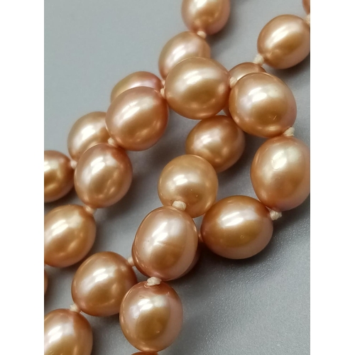 823 - Golden pearl necklace set in 14k yellow gold clasp, 44cm long approx