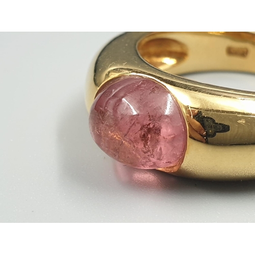 86 - AN 18K YELLOW GOLD RING DESIGNED BY ENRICA CISIAGHI WITH MORGANITE CENTRE STONE , WEIGHT 10.7G AND S... 