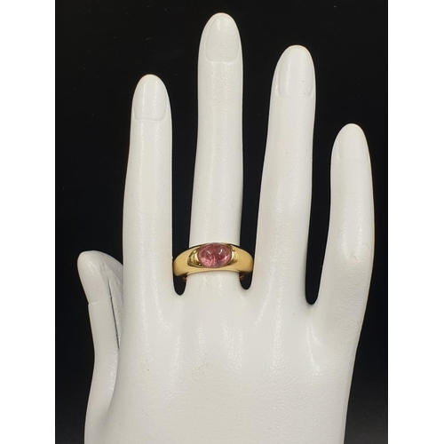 86 - AN 18K YELLOW GOLD RING DESIGNED BY ENRICA CISIAGHI WITH MORGANITE CENTRE STONE , WEIGHT 10.7G AND S... 