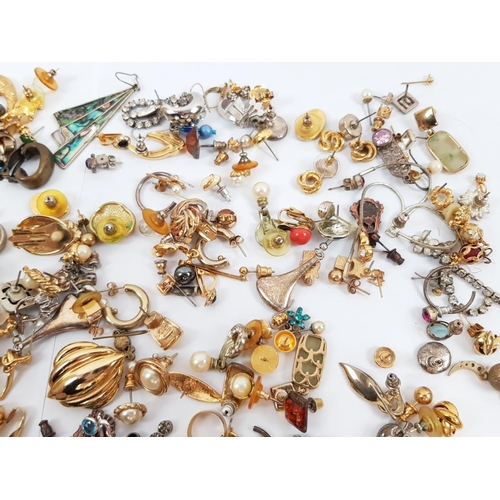 975 - Box of Mixed Costume Jewellery. Mostly Earrings and Brooches.