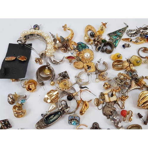 975 - Box of Mixed Costume Jewellery. Mostly Earrings and Brooches.