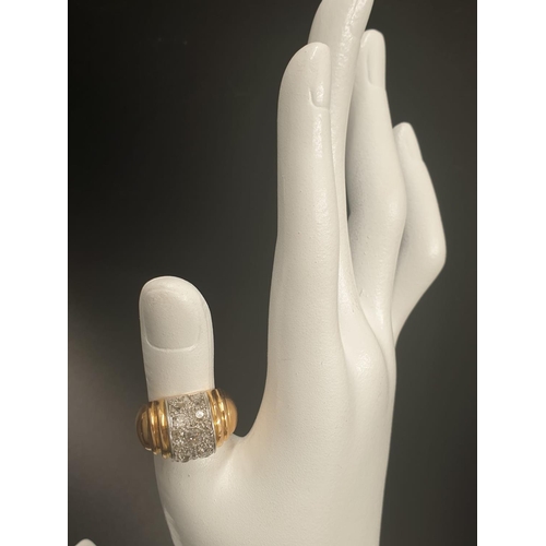 324 - AN 18K YELLOW GOLD RING WITH 1.30 CT DIAMONDS.
13.9gms    SIZE N.