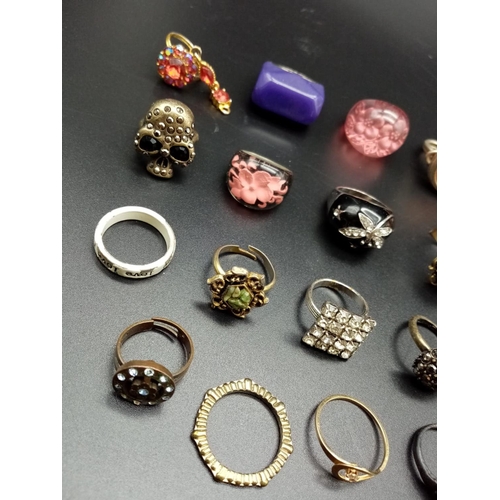 781 - Mixed lot of 16x fashion rings