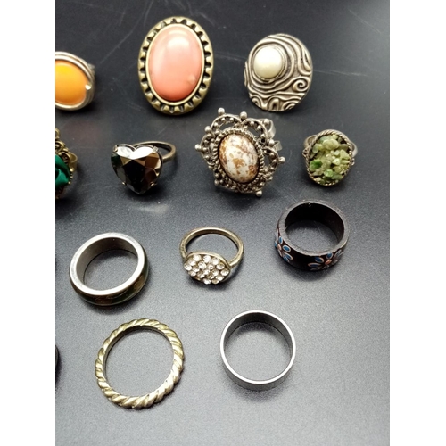 781 - Mixed lot of 16x fashion rings