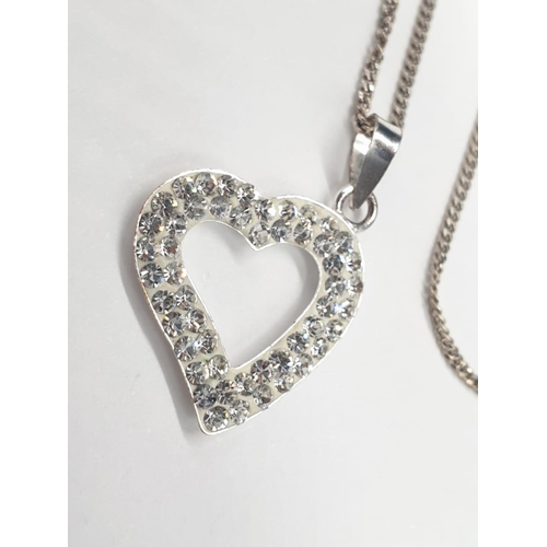 606 - Sterling Silver Crystal Heart Pendant on 45cm silver chain i presentation box. 2.4g