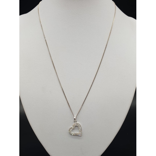 606 - Sterling Silver Crystal Heart Pendant on 45cm silver chain i presentation box. 2.4g