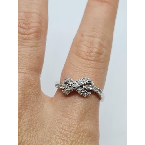 186 - 9K WHITE GOLD DIAMOND SET KNOT STYLE RING WEIGHT 2.8G SIZE O1/2 (AF)